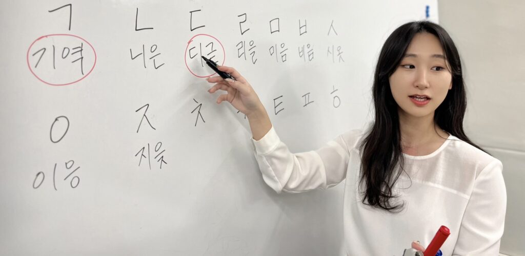 韓国語講師のレッスン中の写真